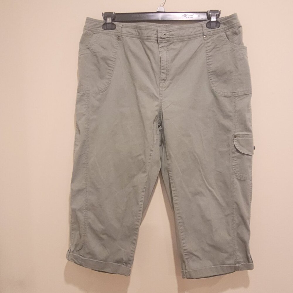 The Avenue Olive Green Utility, Cropped Cargo Capris for Women